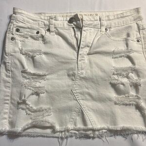 Womens American eagle Stylish White Distressed Denim Skirt size 6